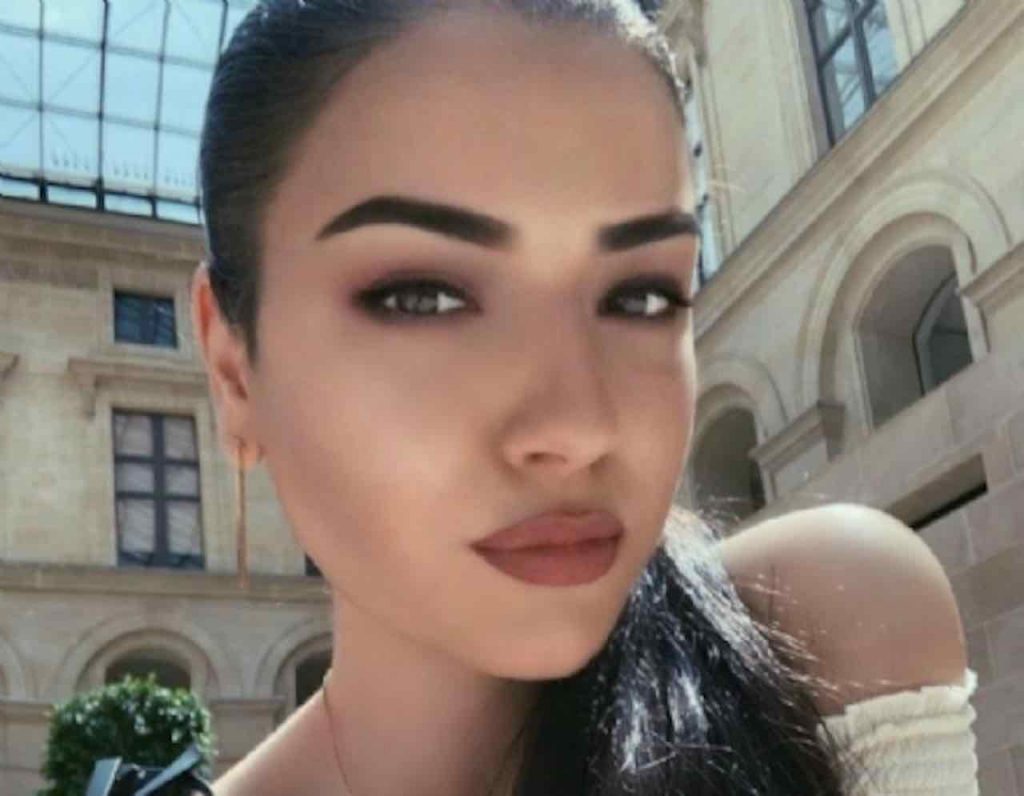 Influencer Di 21 Anni Uccide La Madre Anna Le Strappa Il Cuore A Mani Nude