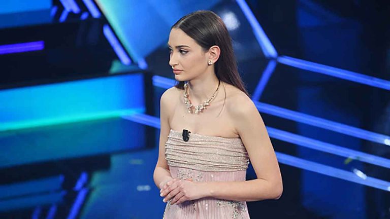 Sanremo Sul Palco Alessia Bonari Linfermiera Simbolo Teniamo Duro