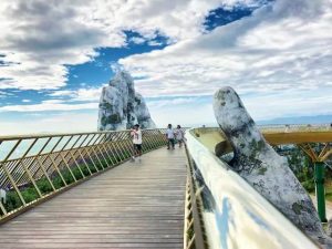 Lo spettacolare Golden Bridge con le sue mani ciclopiche - meteoweek.com