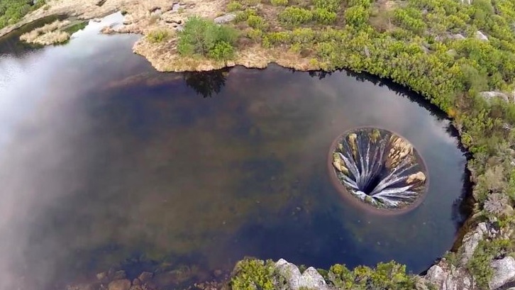 misterioso buco nel lago- meteoweek.com