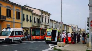 Il bus è sopraffollato e tre ragazzi nord Africani spruzzano lo spray urticante - meteoweek.com