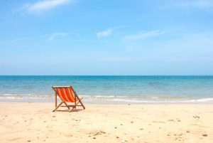 foto di spiaggia con mare e sdraio con telo a righe