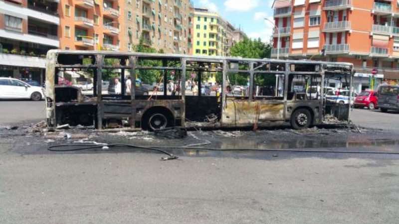 Panico tra i passeggeri della linea bus 671 esploso a Roma zona Appia - meteoweek.com