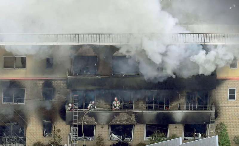 Vigili del fuoco che lavorano per combattere l'incendio a Kyoto Animation nel Giappone occidentale, giovedì (18) - Foto- Kyodo News via AP - meteoweek.com