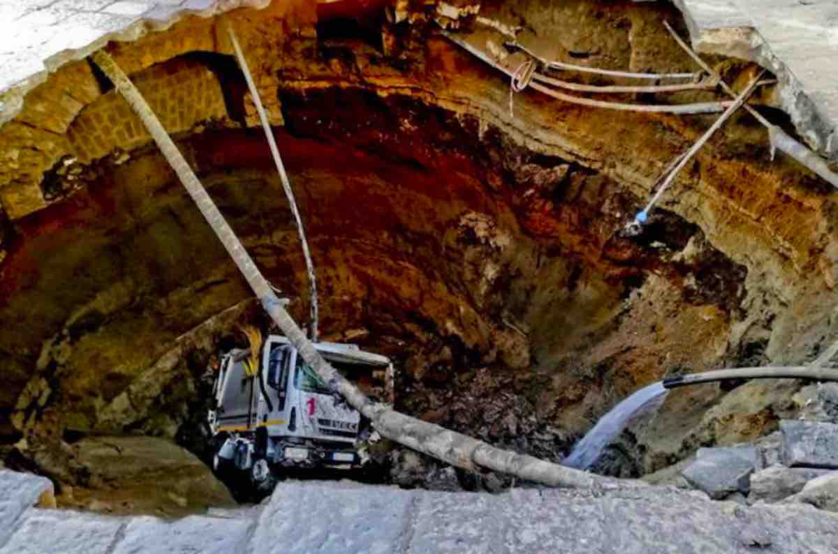 Voragine nel Napoletano, precipita camion all'interno, sette palazzi evacuati - meteoweek.com