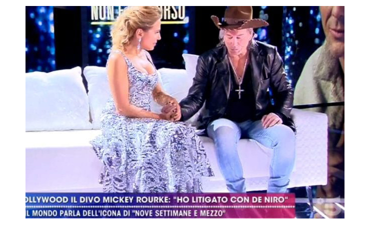 Michey Rourke fa la mano morta, Barbara d'Urso: che imbarazzo | Video - meteoweek.com