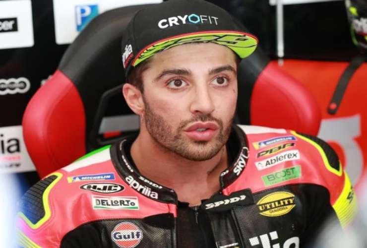 andrea iannone in pericolo il video dell incidente in pista video