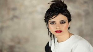 Dolcenera ribelle fa il dito medio | Addio femminilita | Foto - meteoweek