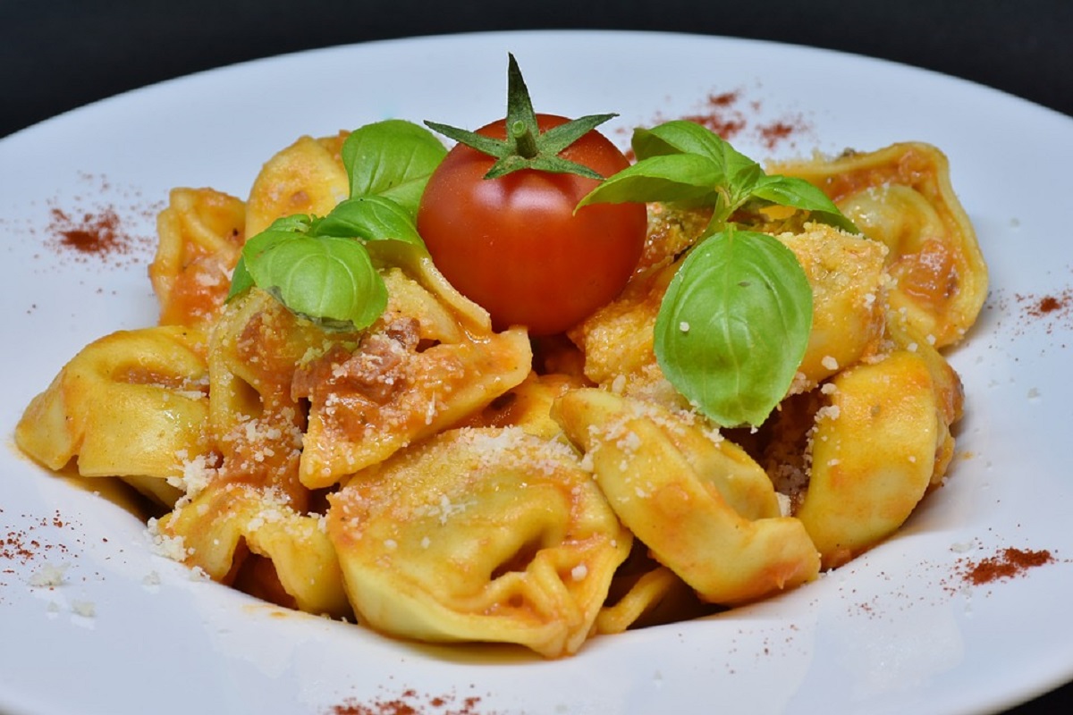 La destra insorge per il tortellino dell'accoglienza senza maiale - meteoweek.com