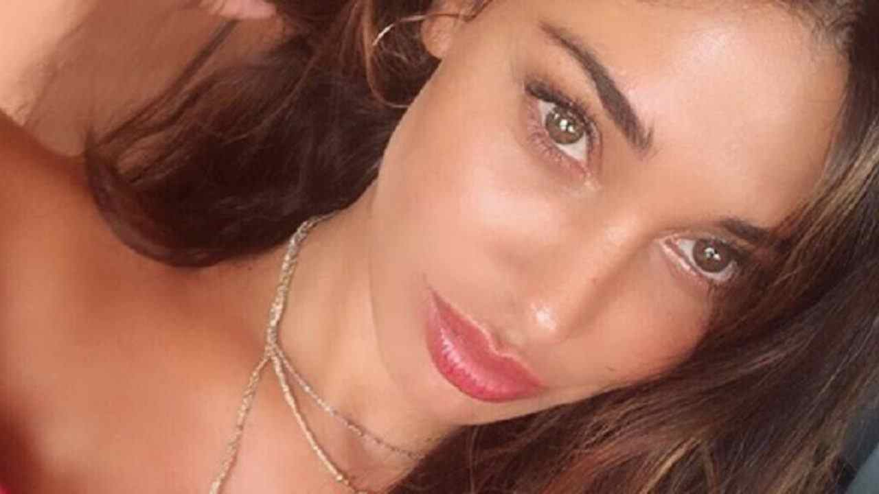 Belen Rodriguez ritratto allo specchio | Addosso solo il profumo | Foto - meteoweek