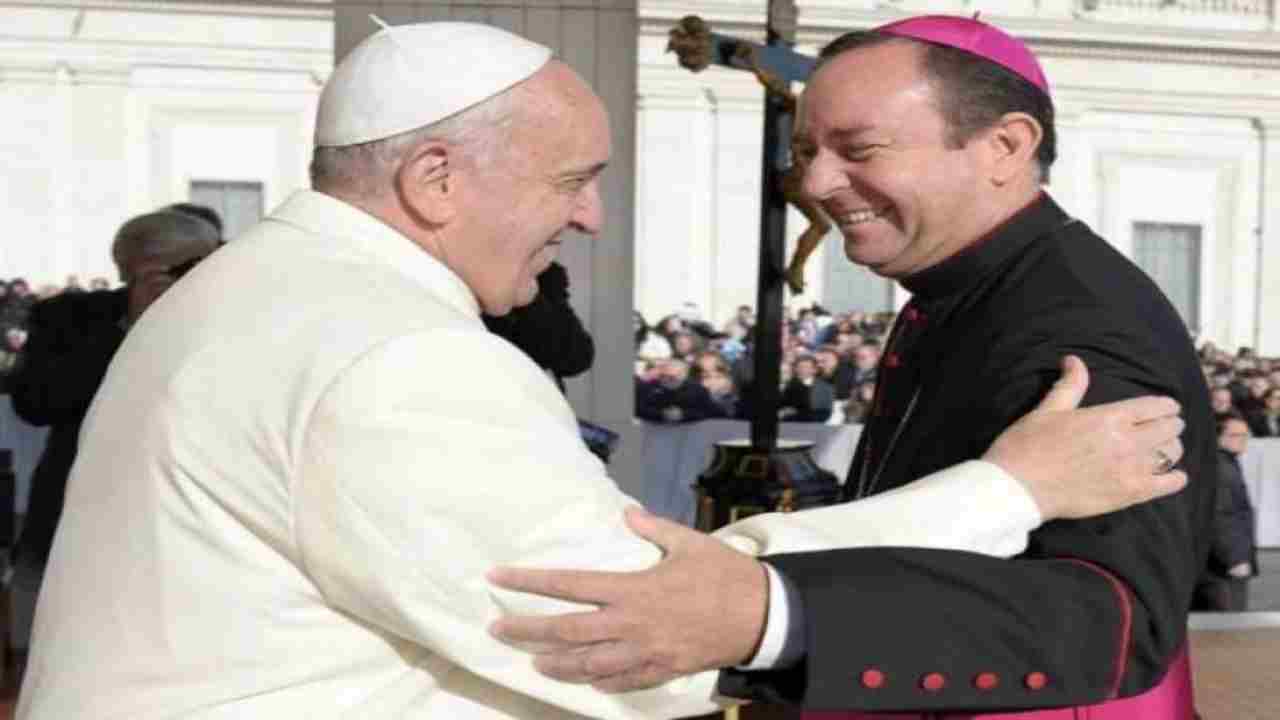 Mons. Zanchetta, il vescovo amico di Bergoglio, ricercato per abusi sui minori - meteoweek