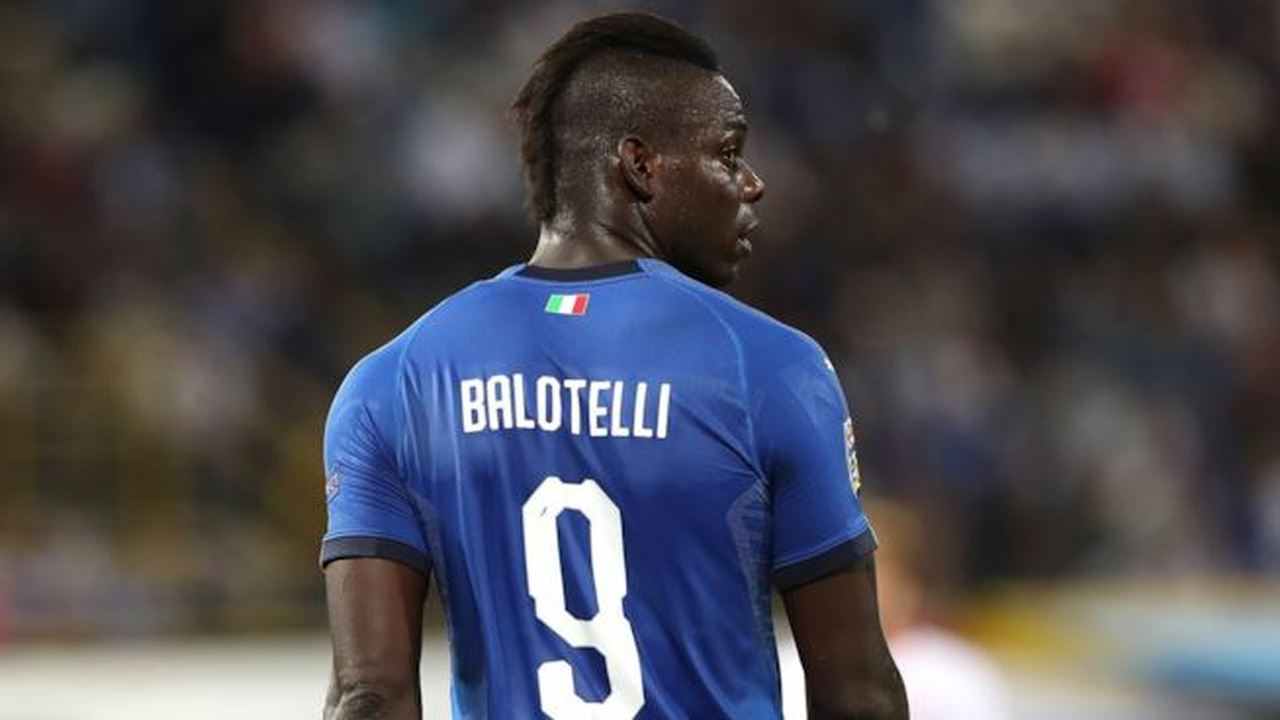 Cori razzisti per Balotelli | Lui minaccia di andarsene. Poi reagisce | Video - meteoweek