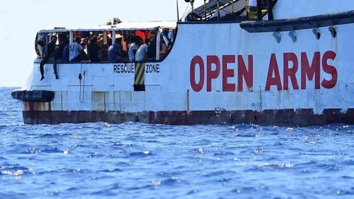 Open Arms sbarco Taranto