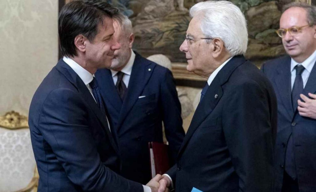 Governo in bilico. Conte, oggi al Quirinale, tenta la carta Mattarella