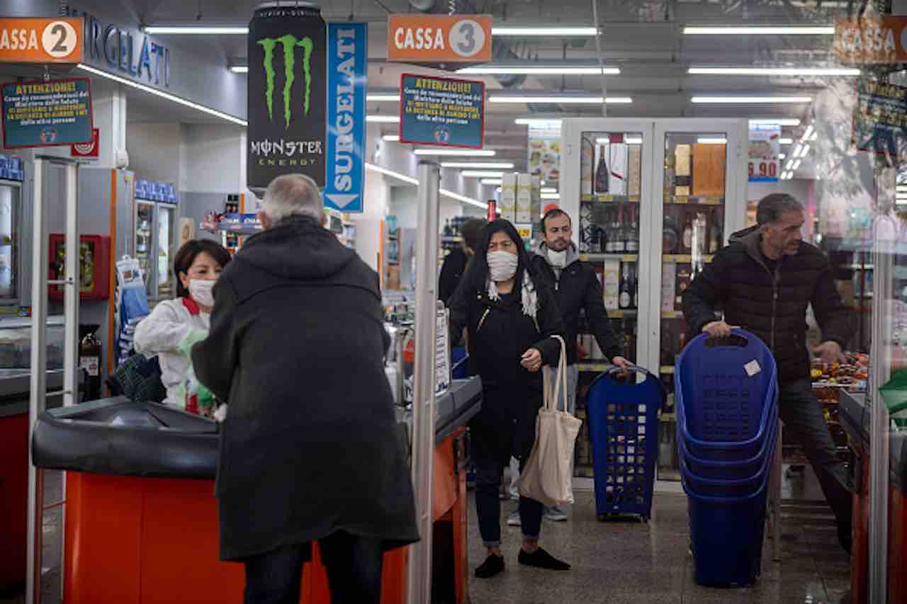 Infettiamo- fa un video mentre sputa sulla frutta (Getty) - meteoweek.com