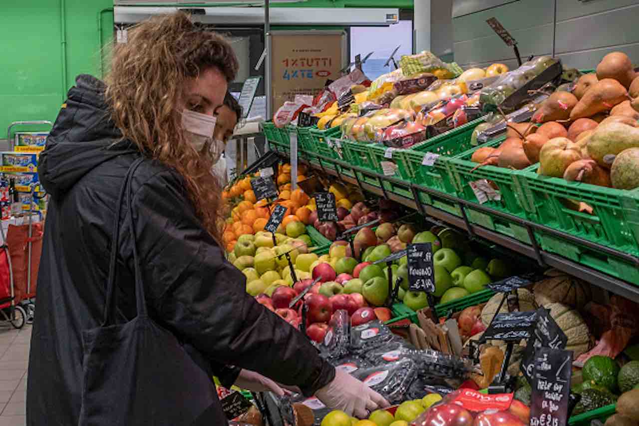 Infettiamo- fa un video mentre sputa sulla frutta, denunciato (Getty) - meteoweek.com