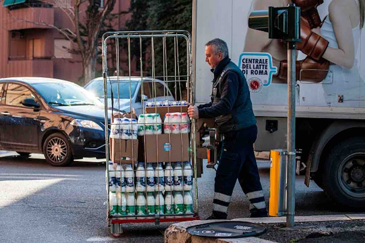 Coronavirus, il 25% del latte non è ritirato rischio materie per i farmaci (Getty) - meteoweek.com