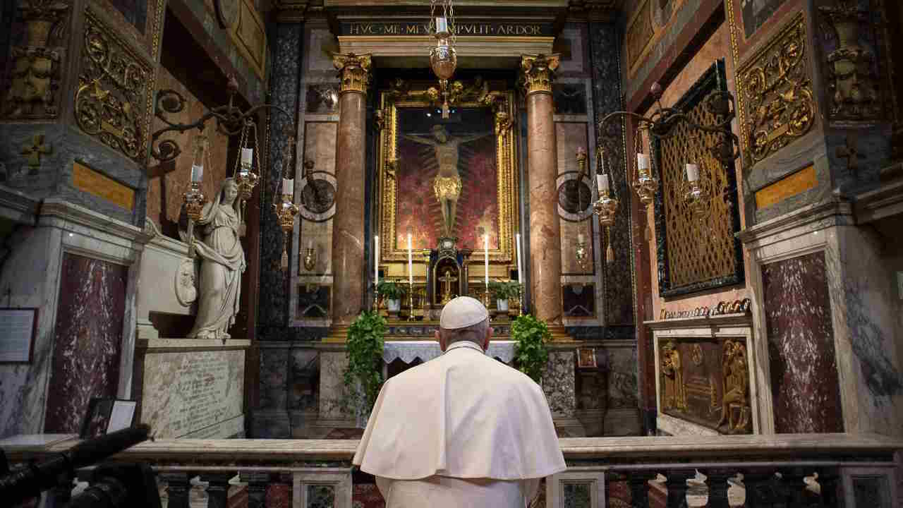 Coronavirus, Crocifisso miracoloso spostato a San Pietro