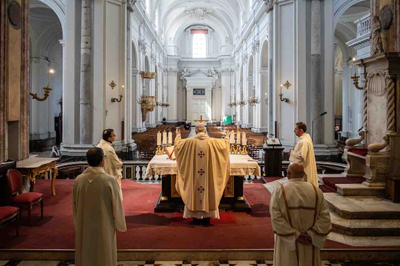 Cei- Chiesa esige di riprendere la sua azione pastorale, il governo promette protocolli messe (Getty) - meteoweek.com