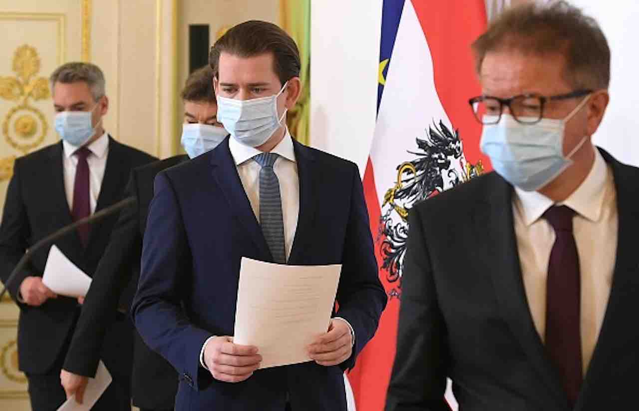 Coronavirus, il cancelliere Kurz annuncia riapertura negozi dal 14 aprile (Getty) - meteoweek.com