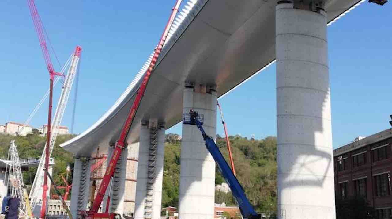 Genova, la posa dell’ultima campata del nuovo ponte - meteoweek.com