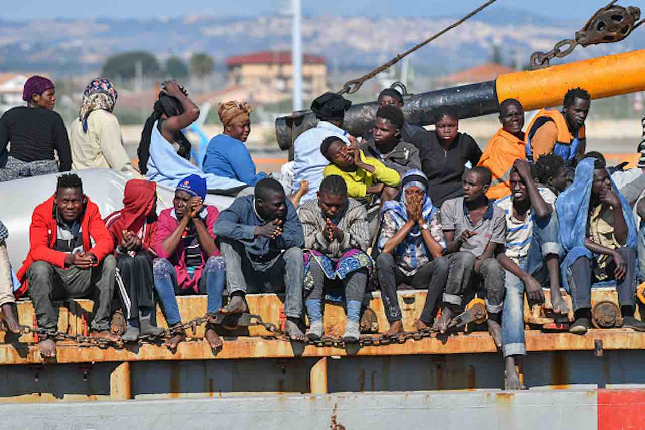 Migranti, le telefonate al soccorso-aiutateci, stiamo affondando (Getty) - meteoweek.com