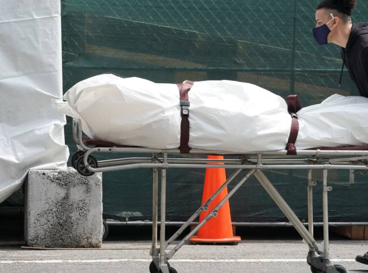 Covid, New York: scoperti decine di cadaveri all'interno di due camion 