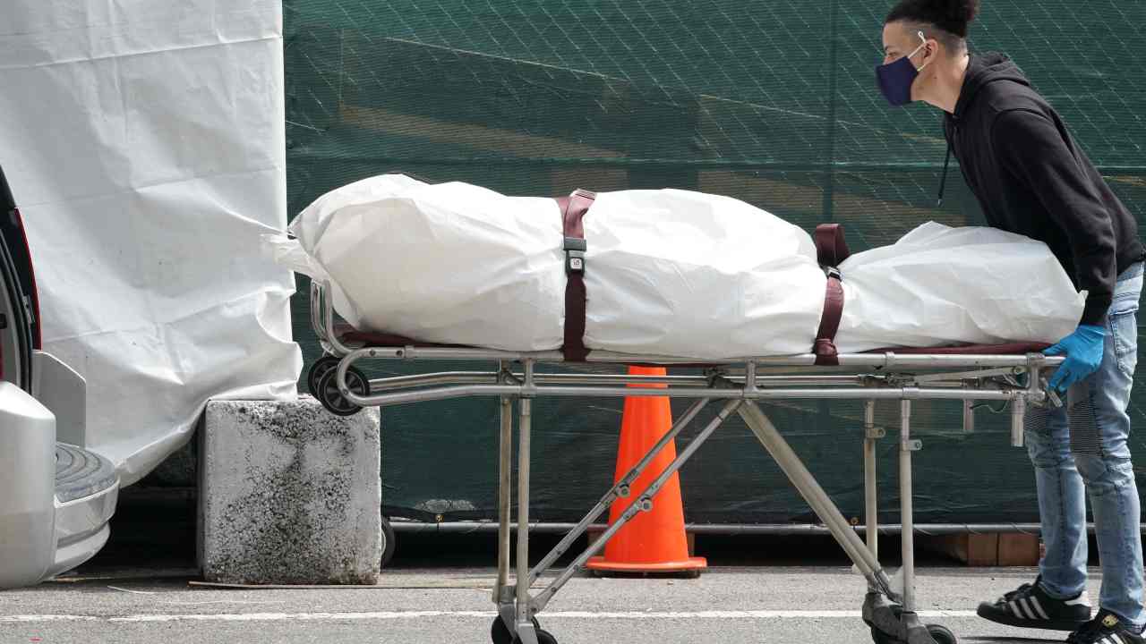 Covid, New York: scoperti decine di cadaveri all'interno di due camion