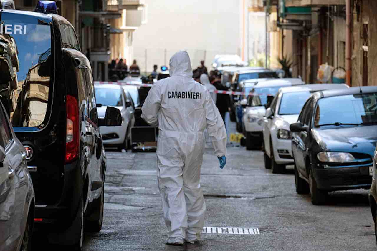 Padre uccide la figlia di 4 anni, ferisce l'altro figlio e poi tenta il suicidio (Getty) - meteoweek.com