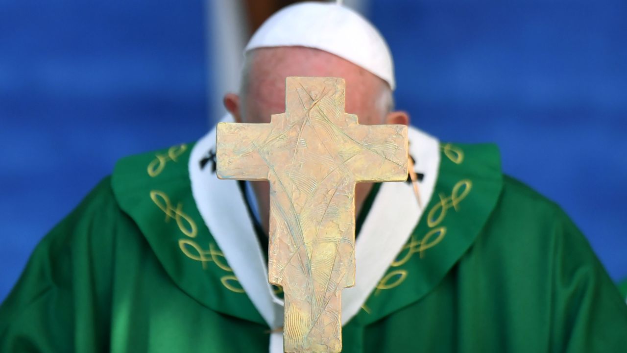 Papa Francesco ai sacerdoti:"Imploriamo la misericordia di Dio"