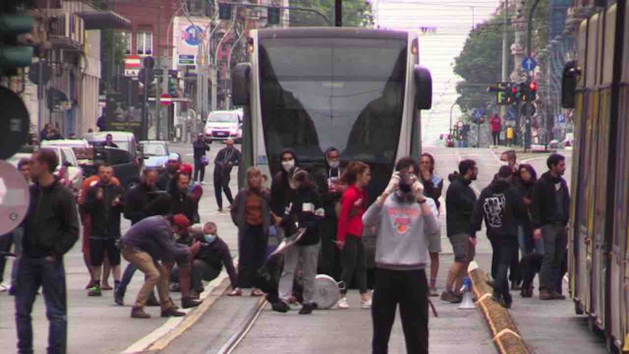 Scarcerati i 4 anarchici arrestati durante i disordini di Torino - meteoweek.com