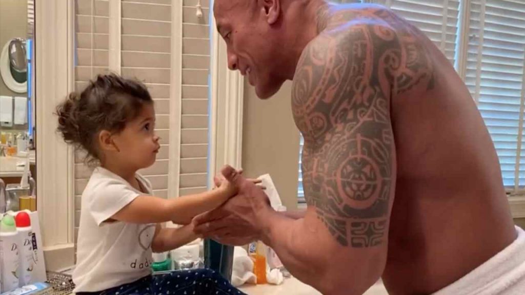 Dwayne Johnson | Papà amorevole canta per sua figlia