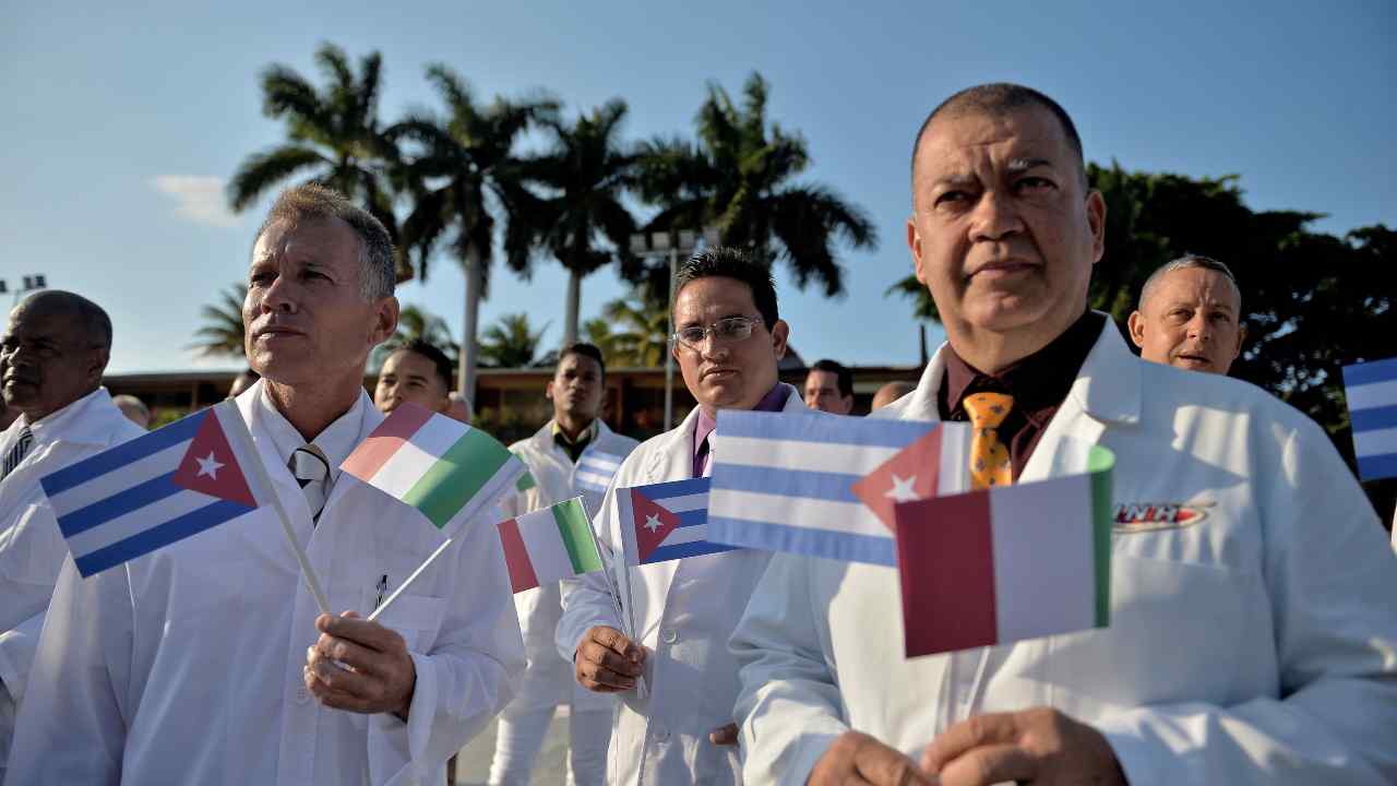 Coronavirus, Torino: atterrati medici della "Brigada" cubana