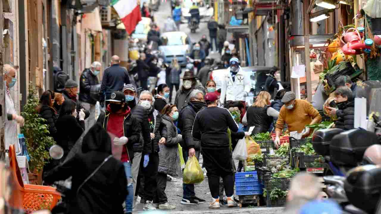 Coronavirus, 25 aprile a Napoli: code nei negozi e distanze non rispettate