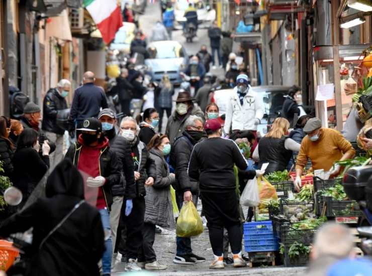 Coronavirus, 25 aprile a Napoli: code nei negozi e distanze non rispettate