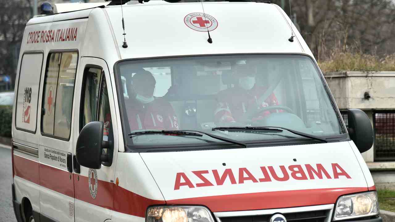 Pozzuoli, papà bimbo morto in piscina resta ferito in incidente stradale