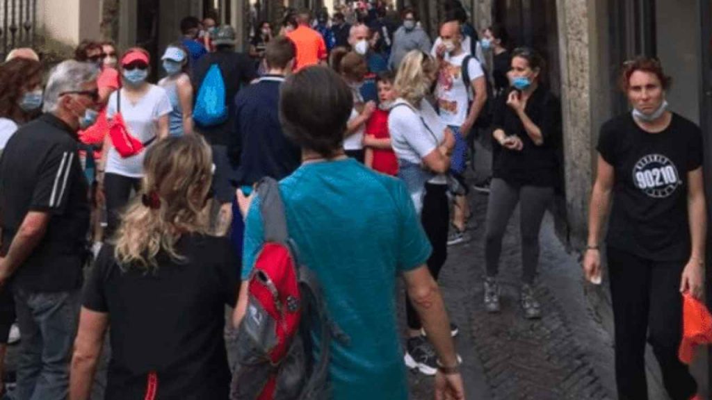 Coronavirus, Bergamo: folla per strada nonostante i morti