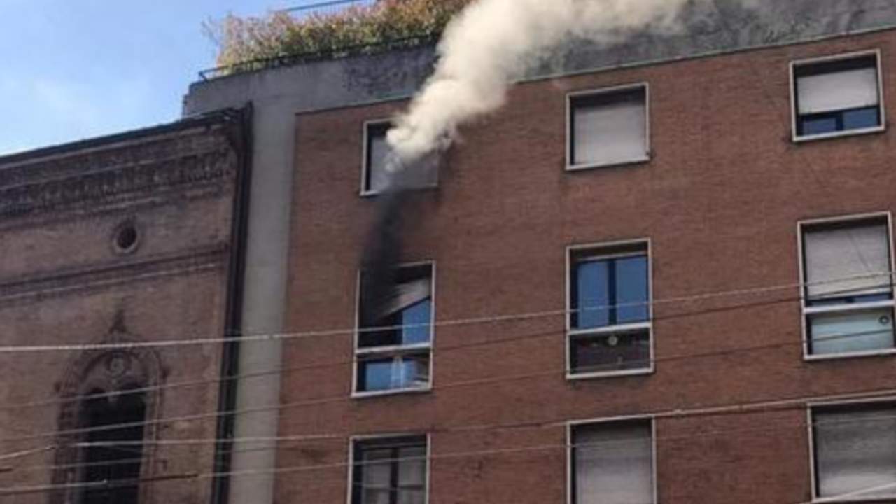 Incendio in un palazzo a Bologna: tra gli evacuati, la moglie di Vasco Rossi