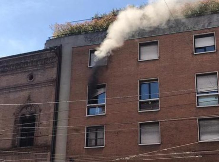 Incendio in un palazzo a Bologna: tra gli evacuati, la moglie di Vasco Rossi