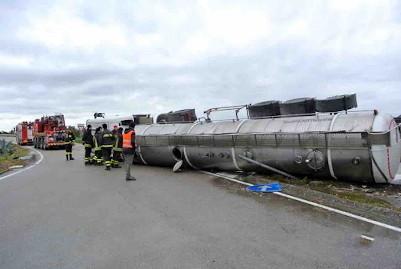 Incidente stradale a Brescia- autocisterna si ribalta su un auto, un morto - meteoweek.com