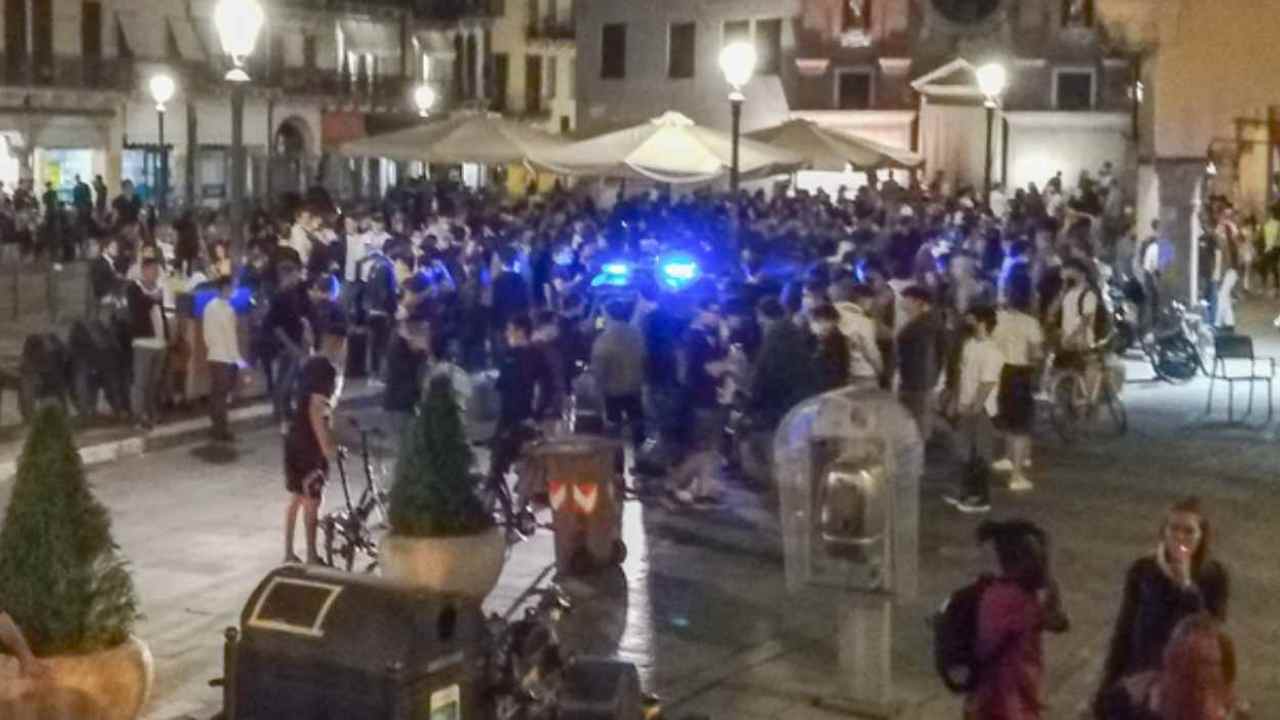 Movida in piazza, residenti furiosi: abbiamo trascorso una notte infernale