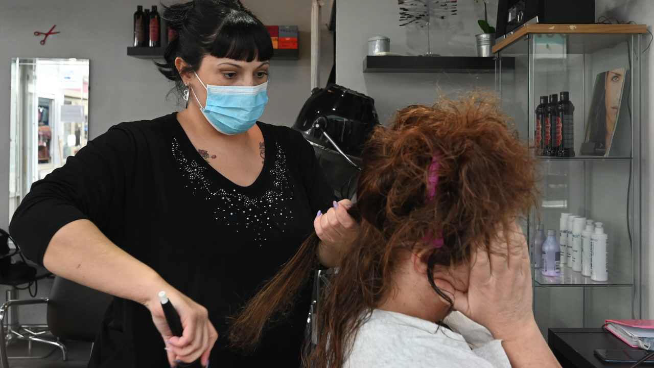 Parrucchieri e centri estetici, forse riapertura anticipata: ecco le norme