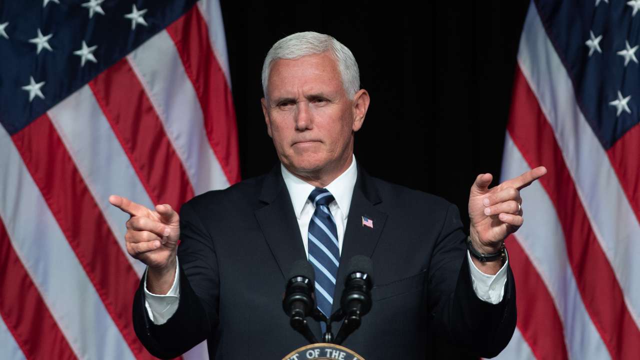 Usa, crollano i contagi: ma è giallo sull'autoquarantena di Pence