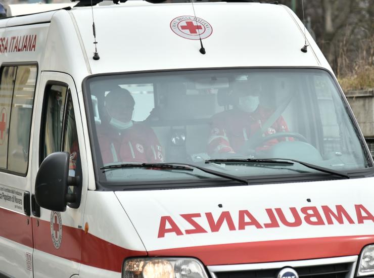 Madre si lancia da balcone con figlia di 8 mesi per scampare a un incendio