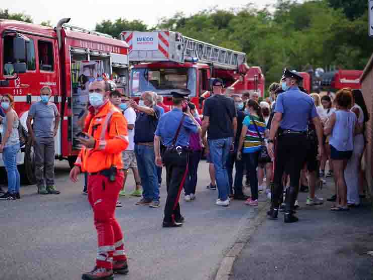 Vigili del fuoco ad Albizzate crollato tetto