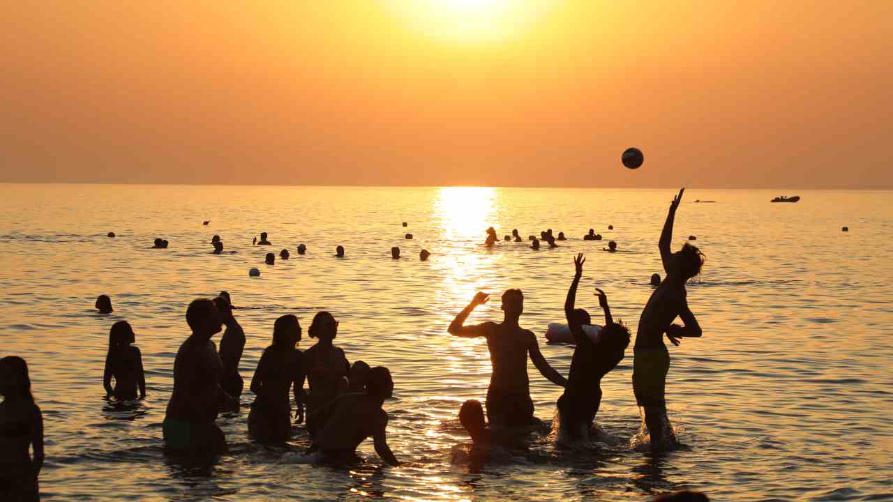 Turismo, nuove regole in spiaggia: no feste e cene, musica sì se da seduti