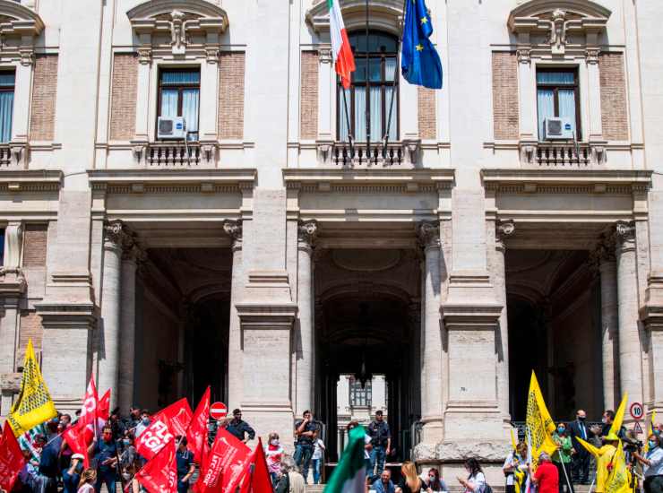 Ultimo giorno di scuola: sciopero generale in tutto il Paese