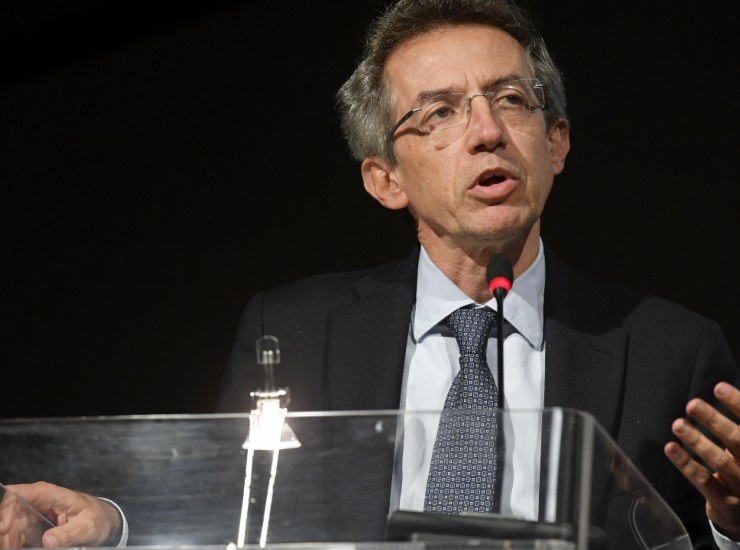 Università, ministro Manfredi: no al plexigass ma più aule