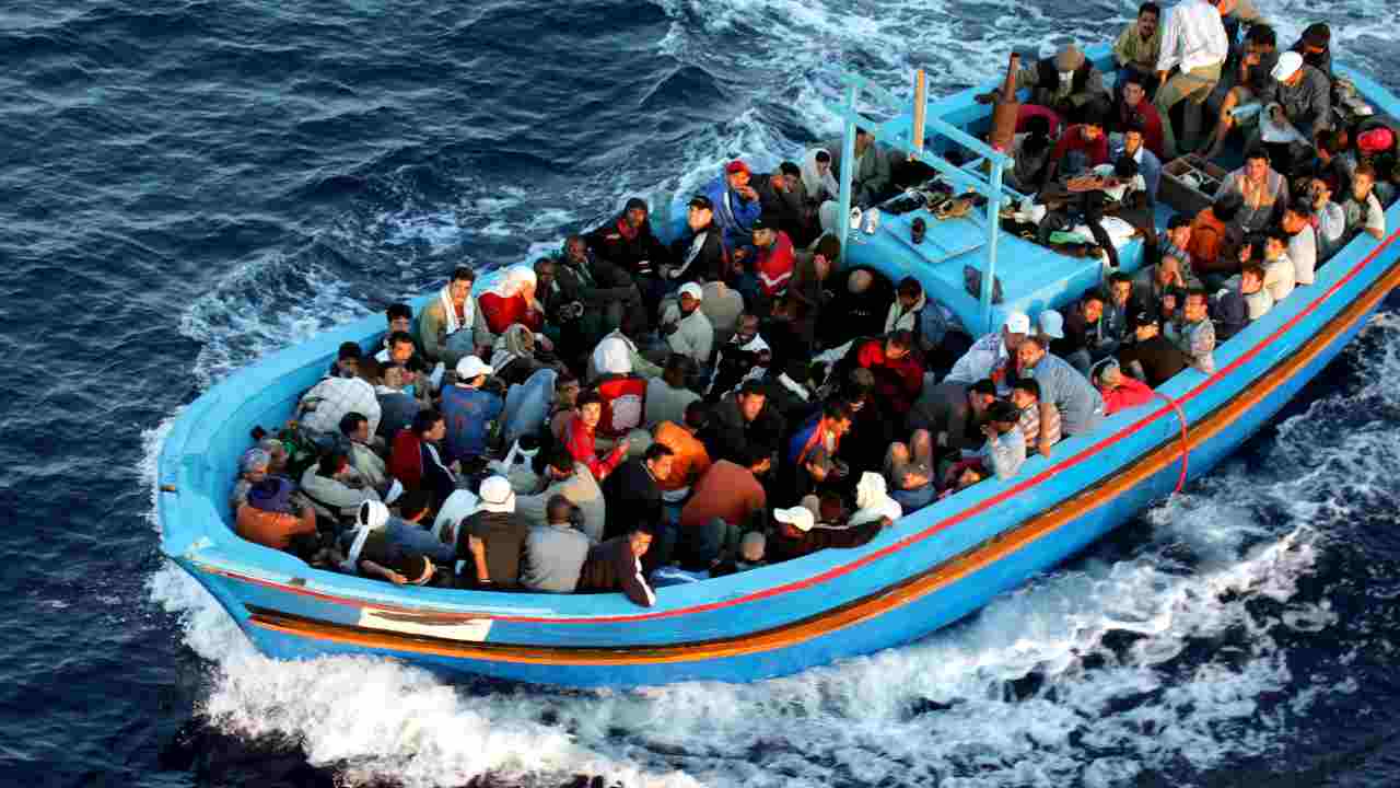 93 migranti in mare, barcone intercettato dai libici e riportato indietro