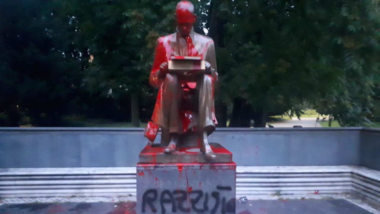 statua indro montanelli imbrattata